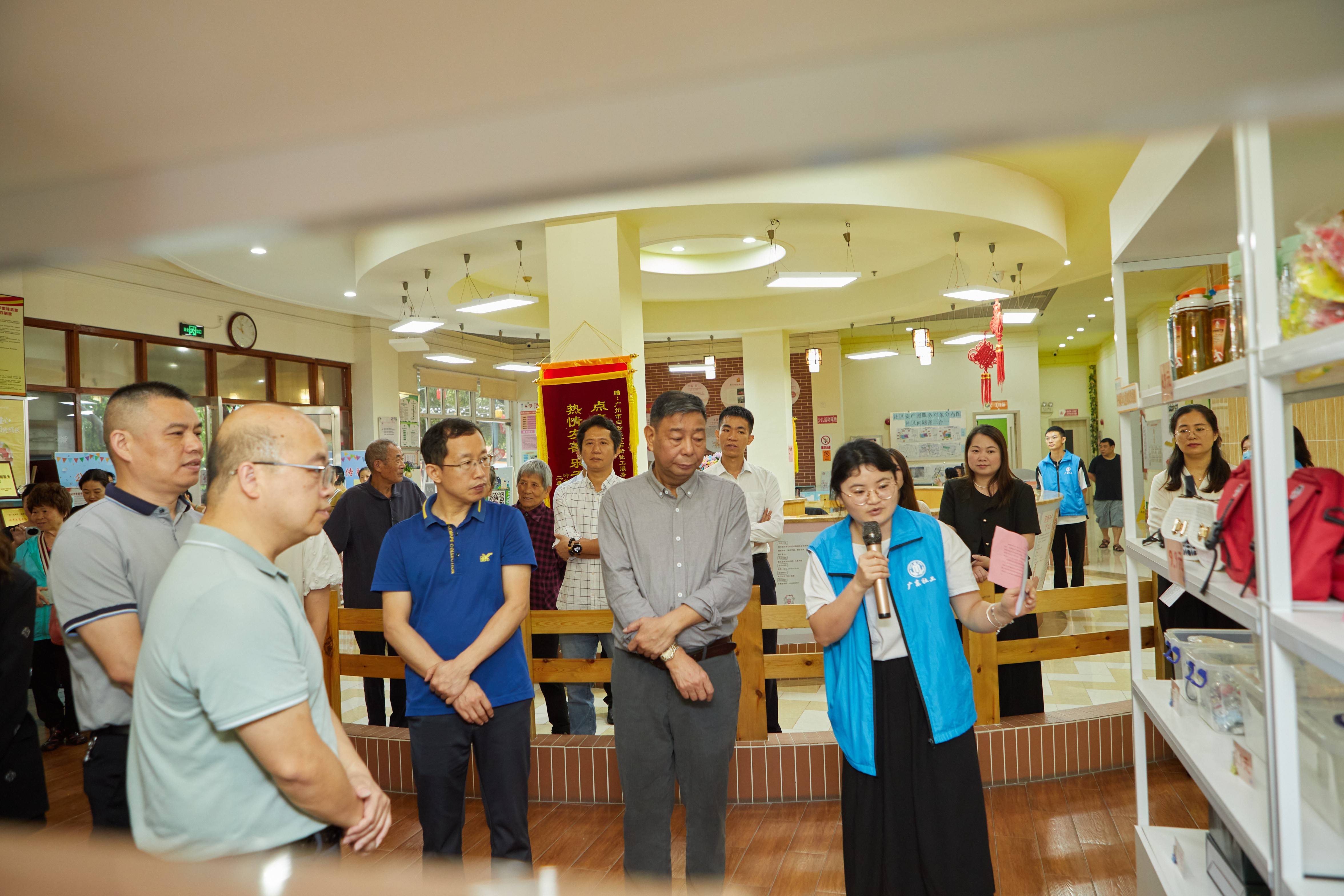 1714361942602961.jpg 领导嘉宾参观慈善超市2.jpg