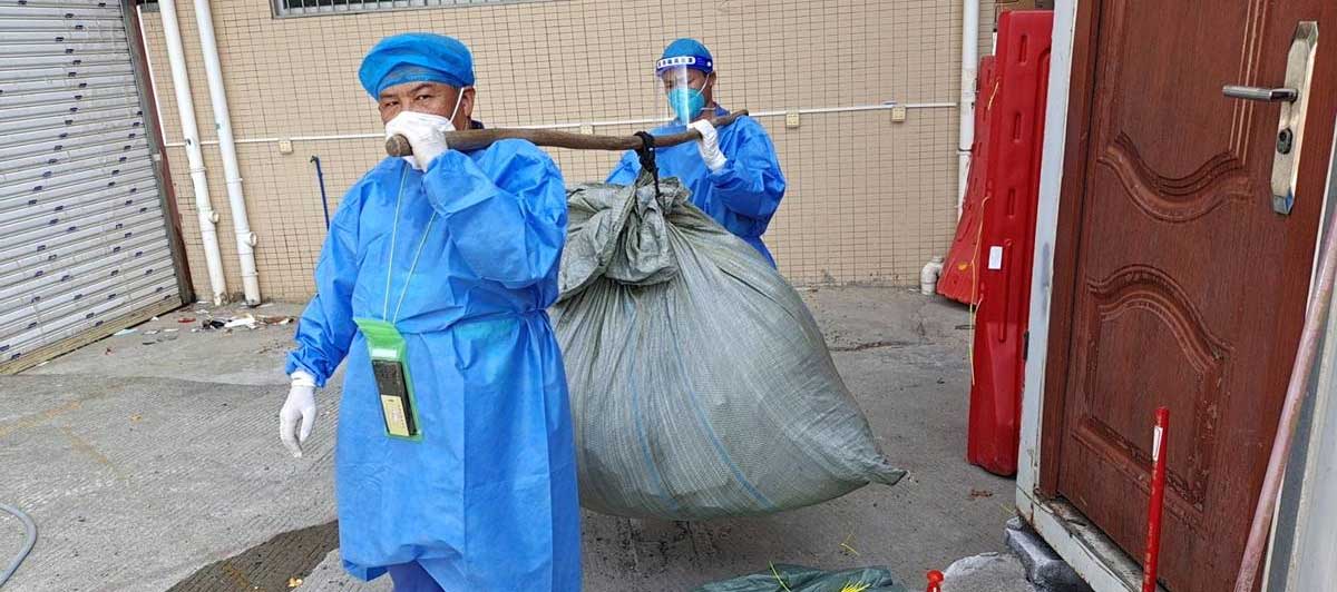 广州白云：环卫工自制扁担运输“山顶”垃圾，守卫风险区域环境整洁！