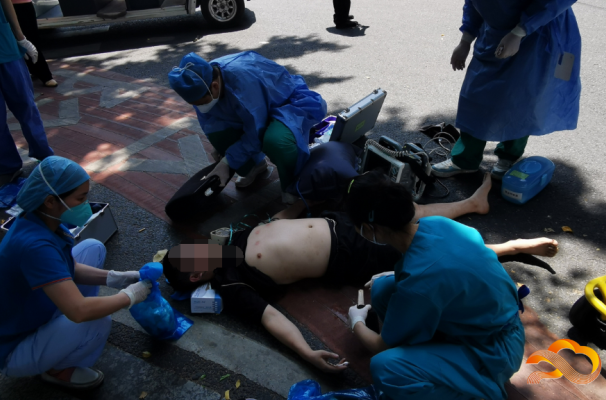 白云鹤龙：核酸采样途中遇路人晕倒，医务人员紧急救援