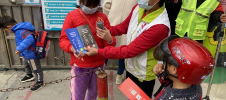 人和镇开展“环境保护从小做起” 垃圾分类进幼儿园活动