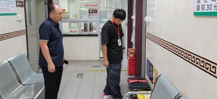 白云三元里检查社区医院垃圾分类，着力净化就医环境