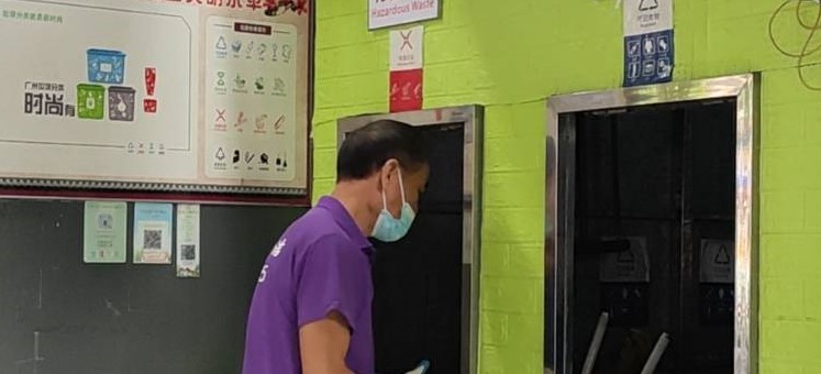 白云棠景发挥投放点宣传功能，张贴垃圾分类羊城通二维码