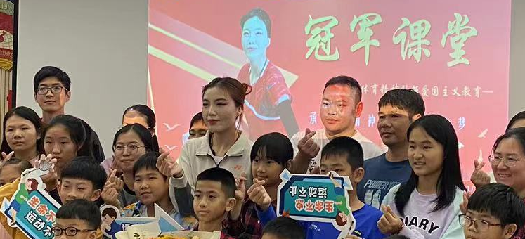 承冠军精神，领少年之梦！白云鹤龙阿道夫护苗说直播间请来羽毛球冠军畅谈成长之路