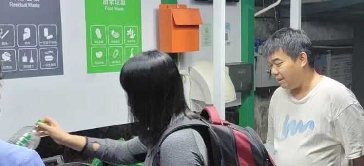 夜间巡查不松懈！白云三元里强化垃圾分类管理
