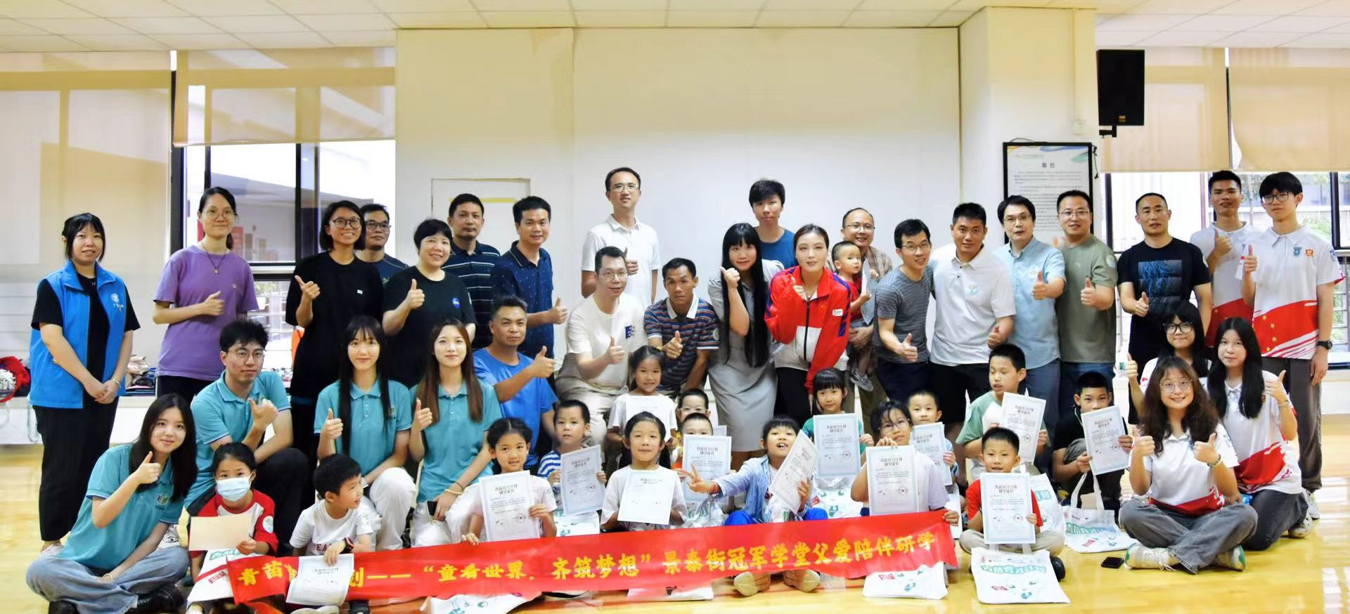父爱陪伴奋发成长！白云景泰亲子家庭对话羽毛球冠军，青苗育才计划助力培养孩子“冠军精神”