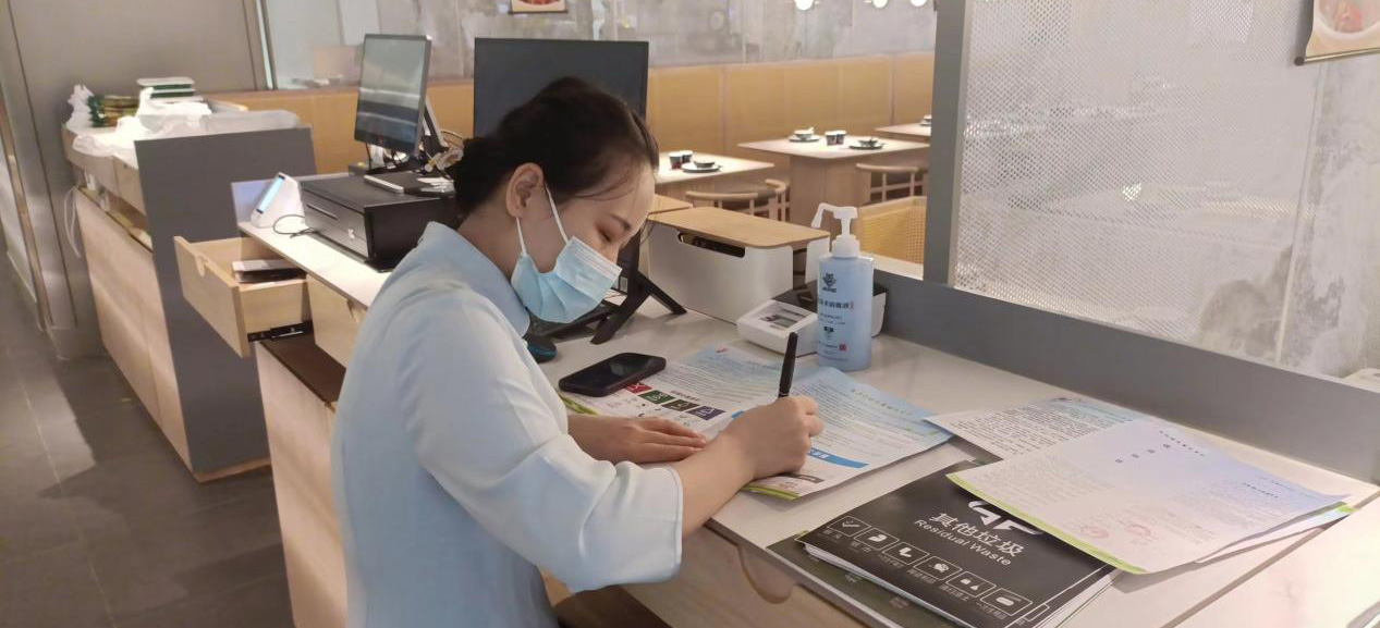白云京溪开展门前三包检查活动，加强垃圾分类宣传教育
