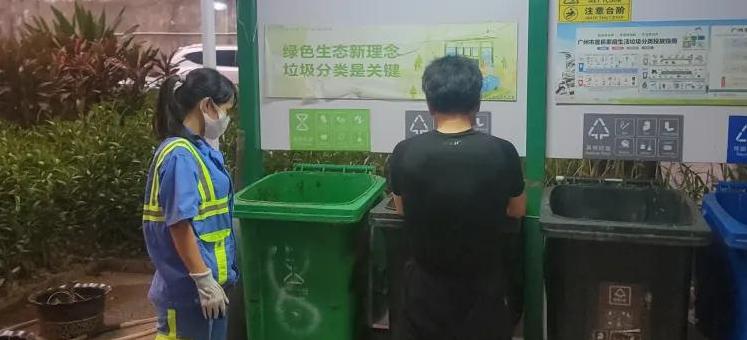 白云三元里：夜间站“桶”值守，做好垃圾分类