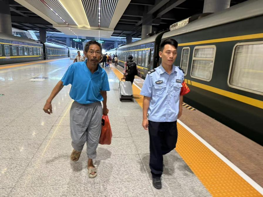 暖心护航！白云大源应急小单元助力流浪老人返乡
