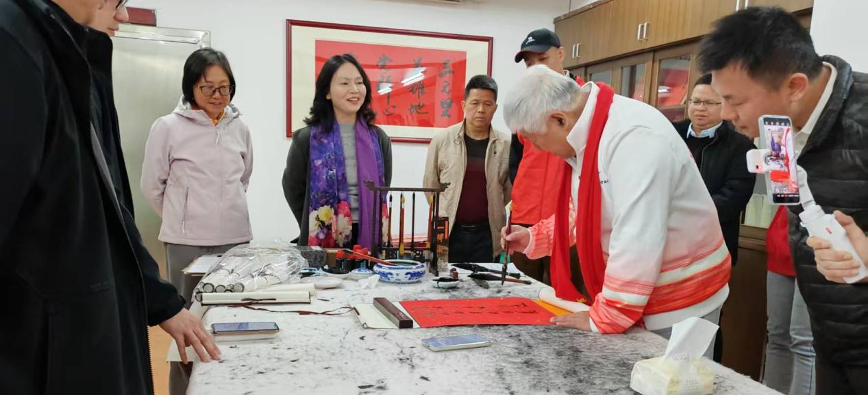 广州市三元里街：挥毫泼墨送春联 金蛇献瑞迎新年