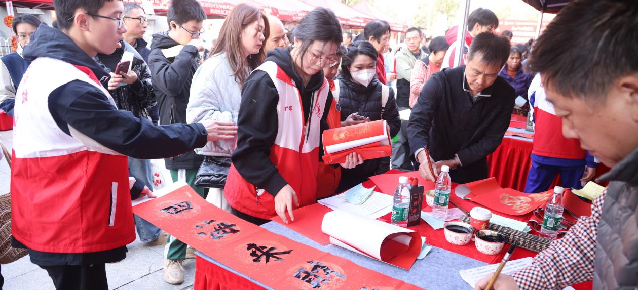 挥春送福送服务，白云鹤龙街街坊共传温情喜迎新春