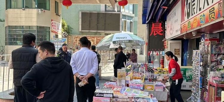 白云京溪开展人居环境巡查行动，加强对商户的垃圾分类宣传教育
