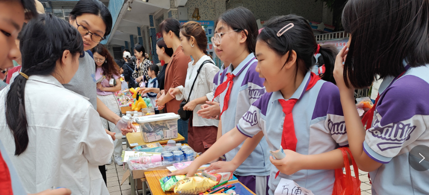 白云加禾小学千人跳蚤市场弘扬雷锋精神，鹤龙街开启政校家社共建社区运营