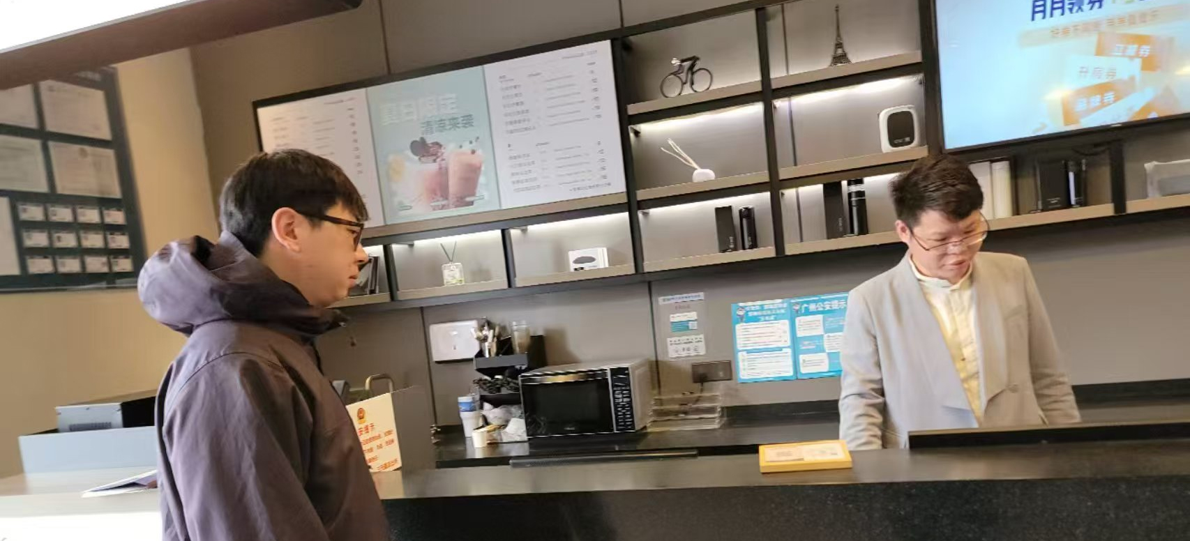 白云三元里开展茶饮店垃圾分类常态化检查，从源头提升垃圾分类准确率