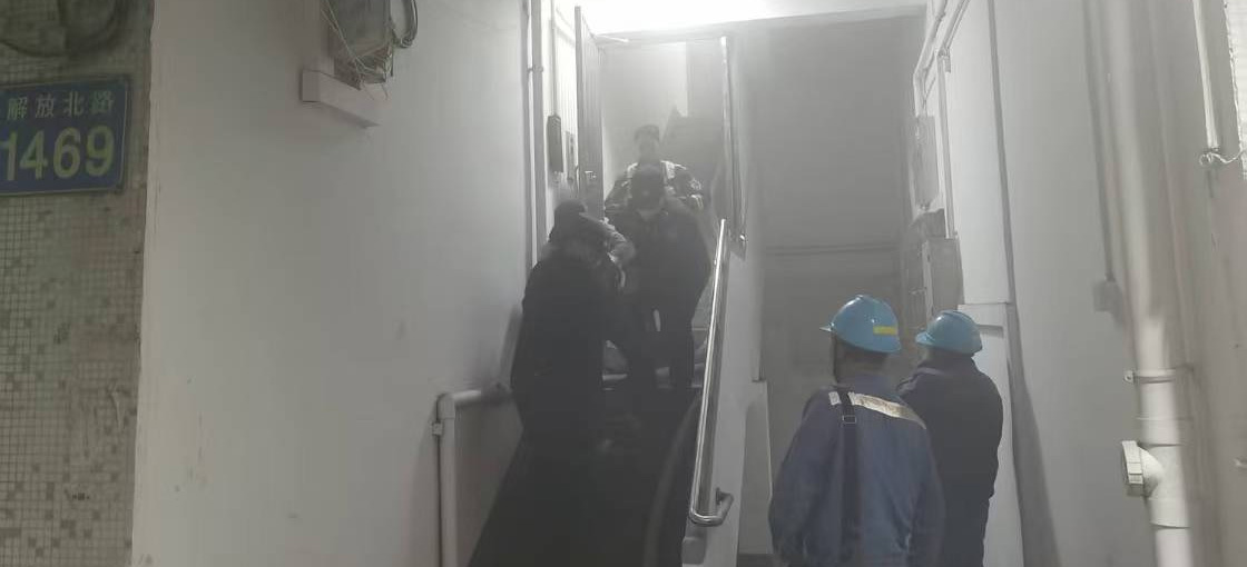 三元里街最小应急单元：火场逆行生死营救显担当